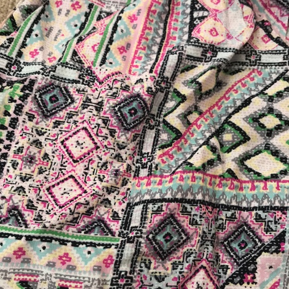 Patterned Shorts With Elastic Waist Band - Picture 3 of 3